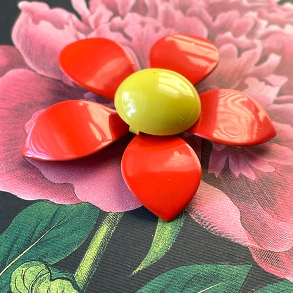 Vintage enamel on copper 5 petal flower power brooch orange yellow mod - Picture 3 of 8